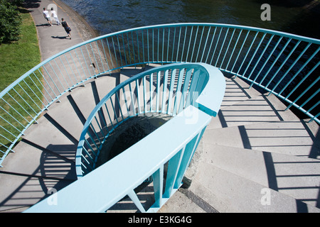 Un escalier descendant de la Bernardine pont sur la rive de la rivière Brda est vu. Banque D'Images