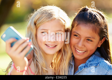 Deux jeunes filles en tenant avec Selfies Téléphone Mobile Banque D'Images