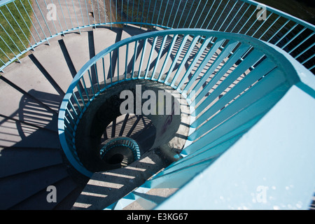 Un escalier descendant de la Bernardine pont sur la rive de la rivière Brda est vu. Banque D'Images