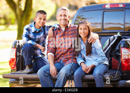 Le père et les enfants assis dans le camion On Camping Holiday Banque D'Images