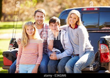 Family Sitting in pick up Truck On Camping Holiday Banque D'Images