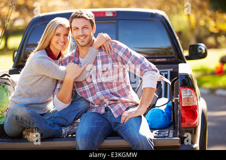 Couple Sitting in pick up Truck On Camping Holiday Banque D'Images