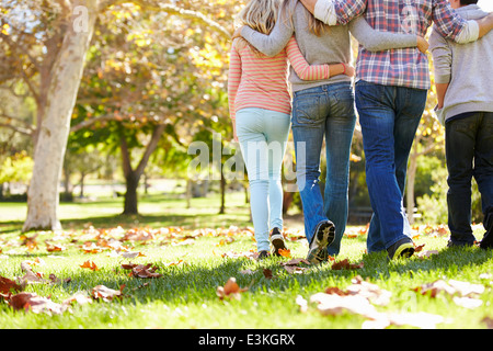 Vue arrière de la marche de la famille des bois jusqu'à l'automne Banque D'Images