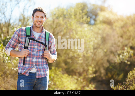 Portrait d'un homme portant un sac à dos de randonnée dans la campagne environnante Banque D'Images