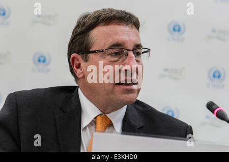 Nairobi, Kenya. 24 juin 2014. Achim Steiner, Secrétaire Général et Directeur exécutif du Programme des Nations Unies pour l'environnement (PNUE, lors d'une conférence de presse à Nairobi, capitale du Kenya, au cours de la première Assemblée Générale des Nations Unies pour l'environnement, sur le lancement du commerce illégal d'espèces sauvages et de bois produits de finances publiques et des milices criminelles, qui menace la sécurité et le développement durable la criminalité de l'environnement de crise. Credit : PACIFIC PRESS/Alamy Live News Banque D'Images