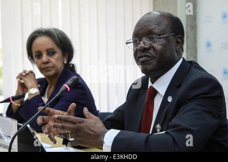 Nairobi, Kenya. 24 juin 2014. Mukhisa Kituyi, Secrétaire général, Conférence des Nations Unies sur le commerce et le développement (CNUCED) rejoint par l'Office des Nations Unies à Nairobi (ONUN) Directeur général Sahle-Work Zewde (l), les adresses d'une conférence de presse, lors du lancement du rapport sur l'investissement dans le monde, à la première Assemblée Générale des Nations Unies pour l'environnement à Nairobi, capitale du Kenya. Credit : PACIFIC PRESS/Alamy Live News Banque D'Images