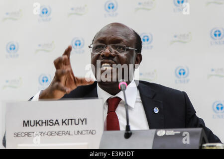 Nairobi, Kenya. 24 juin 2014. Mukhisa Kituyi, Secrétaire général, Conférence des Nations Unies sur le commerce et le développement (CNUCED), l'adresse d'une conférence de presse, lors du lancement du rapport sur l'investissement dans le monde, à la première Assemblée Générale des Nations Unies pour l'environnement à Nairobi, capitale du Kenya. Credit : PACIFIC PRESS/Alamy Live News Banque D'Images