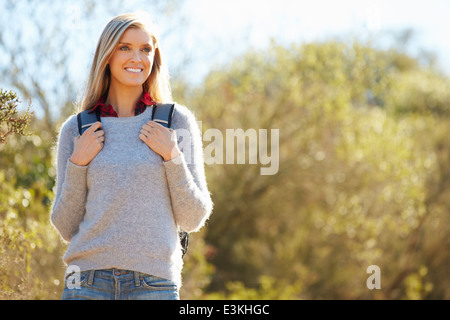 Randonnées dans la campagne femme Portant sac à dos Banque D'Images