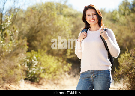 Portrait de femme en sac à dos de randonnée campagne portant Banque D'Images