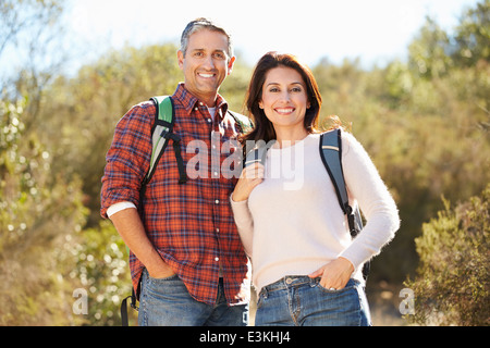 Portrait de Couple Hiking in Countryside portant des sacs à dos Banque D'Images