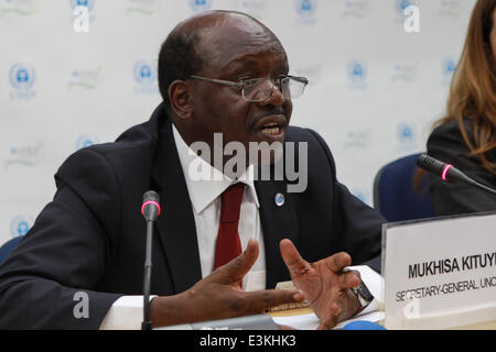 Nairobi, Kenya. 24 juin 2014. Mukhisa Kituyi, Secrétaire général, Conférence des Nations Unies sur le commerce et le développement (CNUCED), l'adresse d'une conférence de presse, lors du lancement du rapport sur l'investissement dans le monde, à la première Assemblée Générale des Nations Unies pour l'environnement à Nairobi, capitale du Kenya. Credit : PACIFIC PRESS/Alamy Live News Banque D'Images