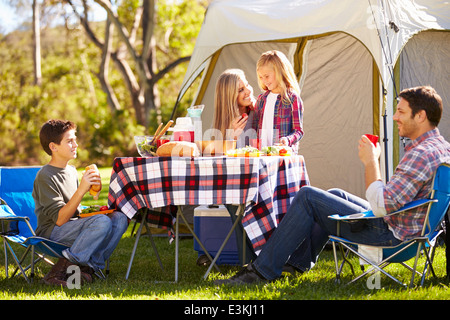 Family Enjoying Camping Holiday In Countryside Banque D'Images