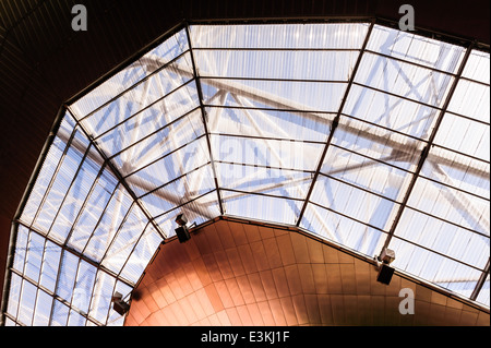 Vue détaillée à la recherche jusqu'à la structure du toit de l'Emirates stadium, Arsenal Football Club Banque D'Images