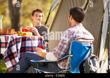 Père et Fils Enjoying Camping Holiday In Countryside Banque D'Images