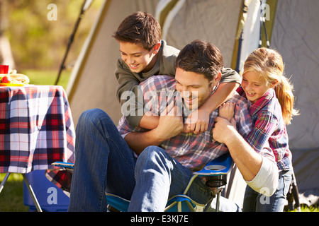 Le père et les enfants bénéficiant d'Camping Holiday In Countryside Banque D'Images