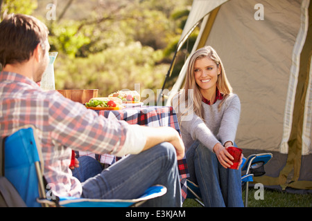 Couple Enjoying Camping Holiday In Countryside Banque D'Images