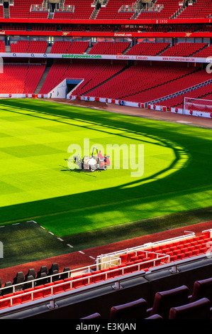 Man on ride sur l'arrosage automatique, l'Emirates stadium, Arsenal Football Club Banque D'Images