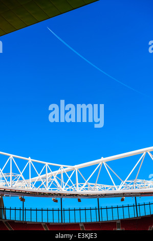 Structure du toit du détail, un avion vole les frais généraux, l'Emirates Stadium, Arsenal Football Club Banque D'Images