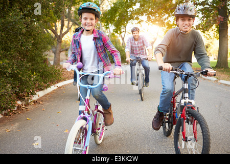 Sur la famille Balade en vélo dans la campagne Banque D'Images