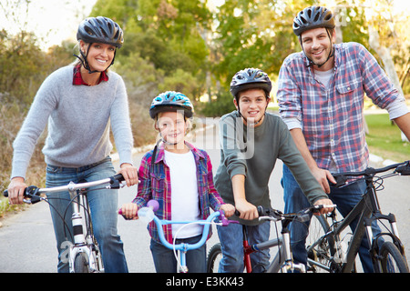 Portrait de famille sur Balade en vélo dans la campagne Banque D'Images