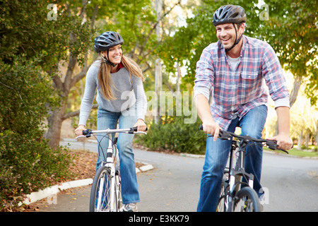 Couple sur Balade en vélo dans la campagne environnante Banque D'Images