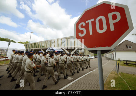 Donaueschingen, Allemagne. 24 Juin, 2014. Les soldats de la 110e régiment d'infanterie de l'armée française défiler devant un panneau d'arrêt au cours d'une cérémonie militaire à la caserne Fuerstenberg à Donaueschingen, Allemagne, 24 juin 2014. L'armée française quitte la caserne huit mois après le retrait a été annoncé. Le 110e régiment d'infanterie est la dernière unité militaire française stationnée en Allemagne. Photo : PATRICK SEEGER/dpa/Alamy Live News Banque D'Images