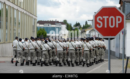 Donaueschingen, Allemagne. 24 Juin, 2014. Les soldats de la 110e régiment d'infanterie de l'armée française défiler devant un panneau d'arrêt au cours d'une cérémonie militaire à la caserne Fuerstenberg à Donaueschingen, Allemagne, 24 juin 2014. L'armée française quitte la caserne huit mois après le retrait a été annoncé. Le 110e régiment d'infanterie est la dernière unité militaire française stationnée en Allemagne. Photo : PATRICK SEEGER/dpa/Alamy Live News Banque D'Images