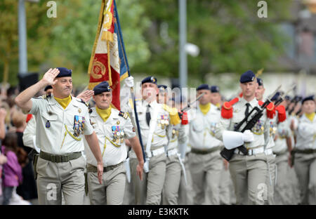 Donaueschingen, Allemagne. 24 Juin, 2014. Commander Olivier Wache (L) du 110e régiment d'infanterie de l'armée française salue durant une cérémonie militaire à la caserne Fuerstenberg à Donaueschingen, Allemagne, 24 juin 2014. L'armée française quitte la caserne huit mois après le retrait a été annoncé. Le 110e régiment d'infanterie est la dernière unité militaire française stationnée en Allemagne. Photo : PATRICK SEEGER/dpa/Alamy Live News Banque D'Images