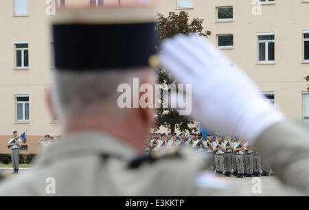 Donaueschingen, Allemagne. 24 Juin, 2014. Les soldats de la 110e régiment d'infanterie de l'armée française à participer à une cérémonie militaire à la caserne Fuerstenberg à Donaueschingen, Allemagne, 24 juin 2014. L'armée française quitte la caserne huit mois après le retrait a été annoncé. Le 110e régiment d'infanterie est la dernière unité militaire française stationnée en Allemagne. Photo : PATRICK SEEGER/dpa/Alamy Live News Banque D'Images