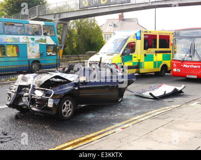 Trois Mile Bridge, Great North Road, Gosforth, Newcastle upon Tyne, au Royaume-Uni. 24 juin 2014. RTA graves impliquant deux voitures provoque le chaos de la circulation dans la zone environnante. Les conducteurs des deux voitures blessé et transporté à l'hôpital par ambulance. Credit : Victor W Adams / Alamy Live News ; Banque D'Images