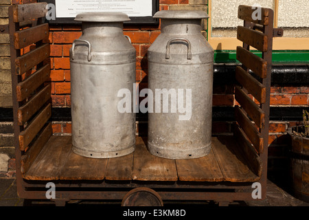 Deux bidons de lait cru sur un chariot à une station de chemin de fer Banque D'Images