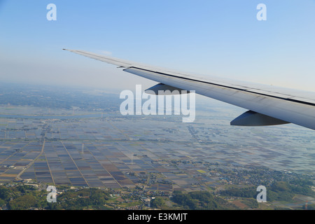 Vue depuis un avion sur l'aile et sur le Japon rural Banque D'Images