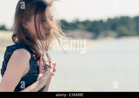 Désir femme, belle jeune femme tient un coeur dans sa main Banque D'Images