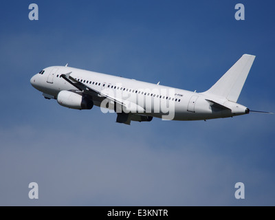 G-PQE Titan Airways Airbus A320-233 le roulage à Schiphol (AMS - EHAM), aux Pays-Bas, 18mai2014, pic-2 Banque D'Images