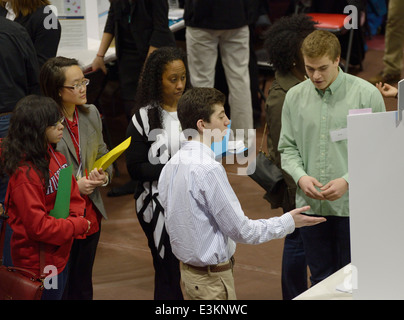 Les élèves expliquant les posters de leurs projets de recherche scientifique pour les juges à une science symposium/ science fair, New Jersey Banque D'Images