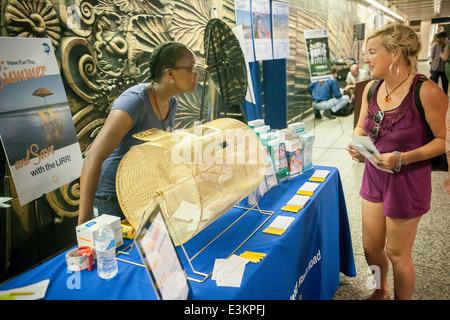 Un représentant de la Long Island Railroad favorise LIRR Getaway Affaires in Pennsylvania Station à New York Banque D'Images