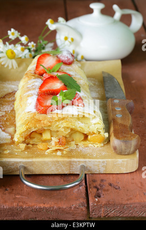 Apple strudel traditionnel avec des raisins secs, servi sur une planche en bois Banque D'Images