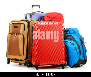 Assurance composé de grosses valises et sacs à dos isolated on white Banque D'Images