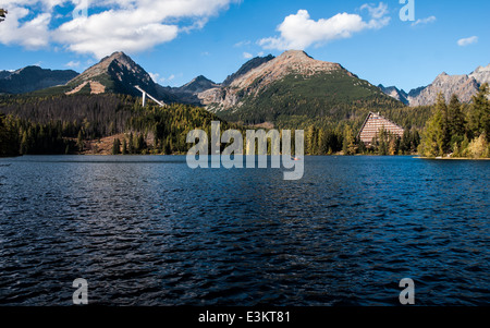 Lac de Štrbské Pleso et hill Solisko au cours de l'automne Banque D'Images