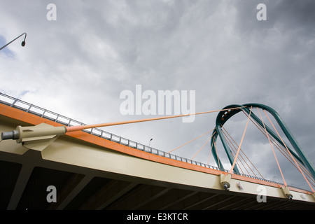 Une partie de l'université nouvellement construit pont traversant la rivière Brda est vu à Bydgoszcz, Pologne. Banque D'Images