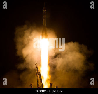 Expédition 40 les astronautes Alexander Gerst, Maxim Suraev et Reid Wiseman se sont lancés du cosmodrome de Baïkonour à bord du vaisseau spatial Soyouz TMA-13M vers la Station spatiale internationale, menant des recherches scientifiques et entretenant les opérations de la station. Banque D'Images