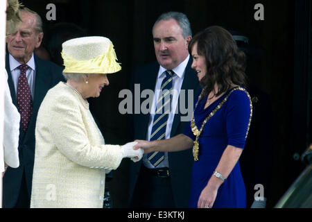 Belfast City Hall,UK. 24 juin 2014. Sa Majesté la Reine, serre la main du lord maire de Belfast Nichola Mallon Queens pendant la visite à Belfast dans le cadre de sa visite de 3 jours à l'Irlande du Nord Crédit : Bonzo/Alamy Live News Banque D'Images