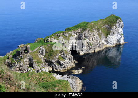 Situation spectaculaire à Kinbane Head sur la côte de Causeway en Irlande du Nord, juste à l'extérieur du château de Ballycastle Banque D'Images