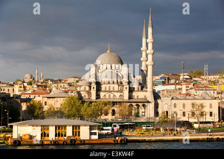 Vue de la ville d'Istanbul , la corne d'or et nouvelle mosquée (Yeni Valide Camii), Turquie Banque D'Images