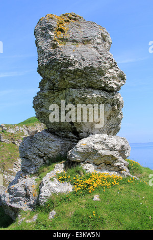 Situation spectaculaire à Kinbane Head sur la côte de Causeway en Irlande du Nord, juste à l'extérieur du château de Ballycastle Banque D'Images