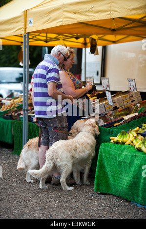 Dimanche vide grenier et marché. Banque D'Images