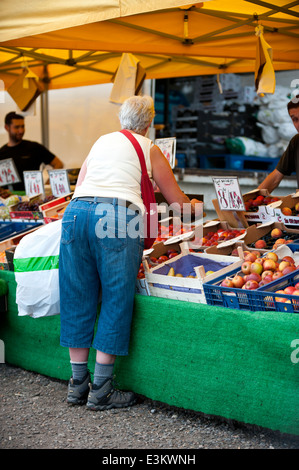 Dimanche vide grenier et marché. Banque D'Images