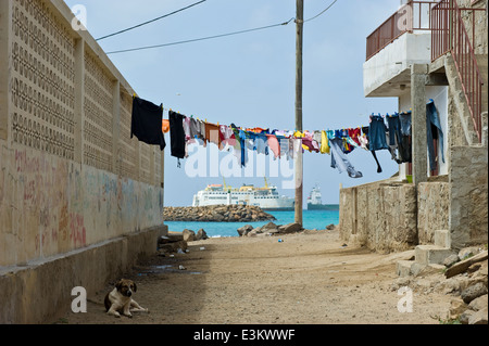 Une scène de rue à Mindelo, île de Sao Vicente, Cap Vert. Banque D'Images