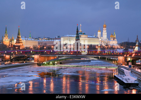 Vue de la rivière de Moscou et du Kremlin remblai à la nuit Banque D'Images