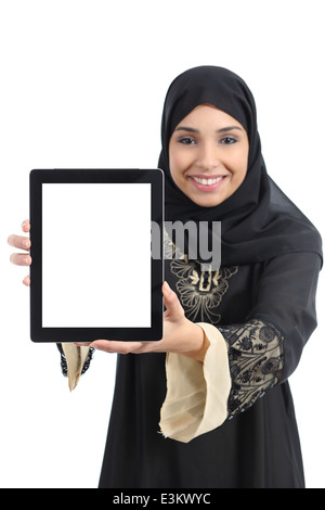 Arabie arabes unis happy woman montrant une app dans un écran de tablette isolé sur fond blanc Banque D'Images